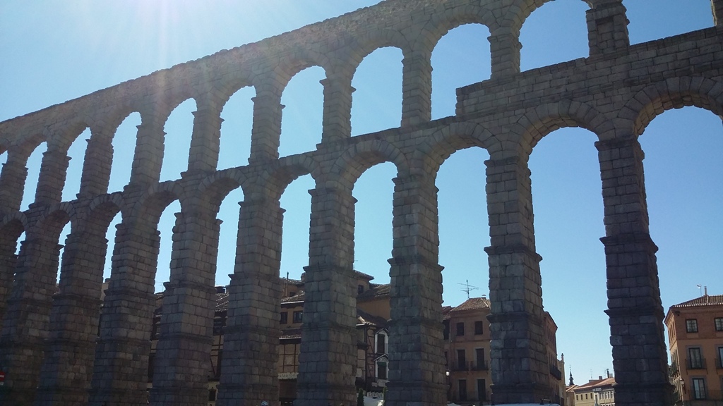 로마시대 건축물 중 가장 보존 상태가 좋은 것이라고 전한다. 