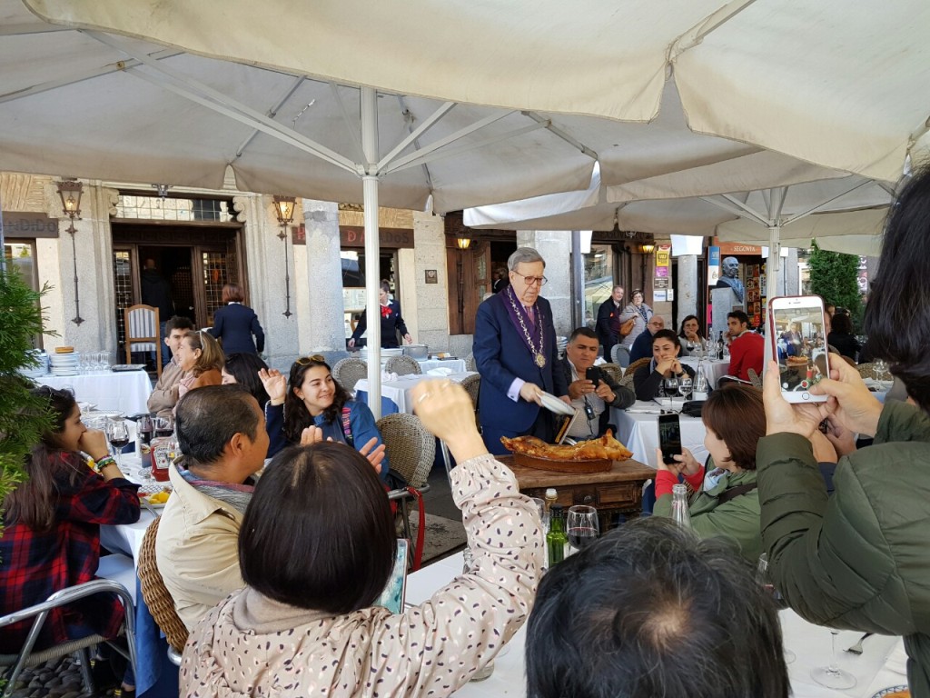  깐디도 가의 현 주인이 멀리 한국에서 왔다는 이야기를 듣고 연로함을 무릅쓰고 나와 길동무를 위해 직접 설명과 시범을 보였다. 