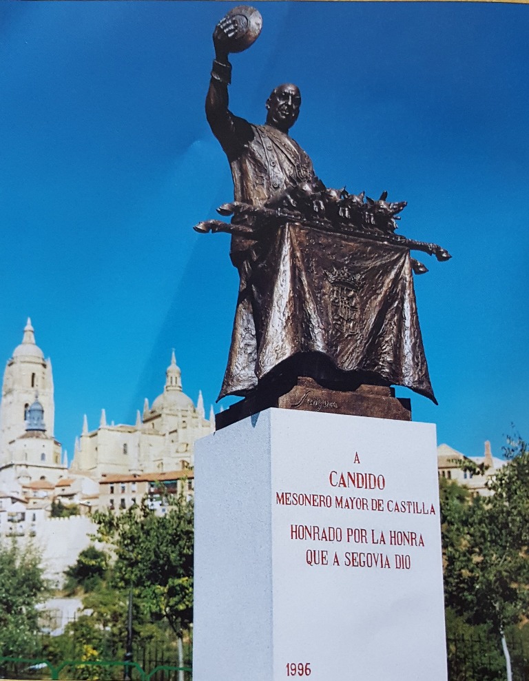 스페인 요식협회와 세고비아 시, 그리고 레온 주에서 공동으로 세운 레스토랑 창업자 깐디도를 기리는 헌정 기념비