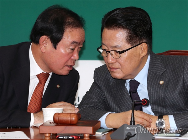국민의당 박지원 비상대책위원장이 15일 오전 국회에서 열린 원내대책회의에서 장병완 의원과 대화 나누고 있다. 