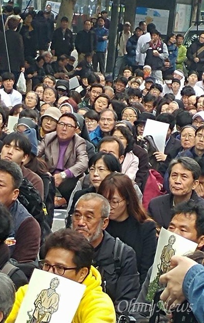 옛 통합진보당 대표를 지낸 이정희 변호사(가운데 앞에서 네번째)가 지난 11월 5일 서울에서 열린 고 백남기 농민 장례식에 참석했다.