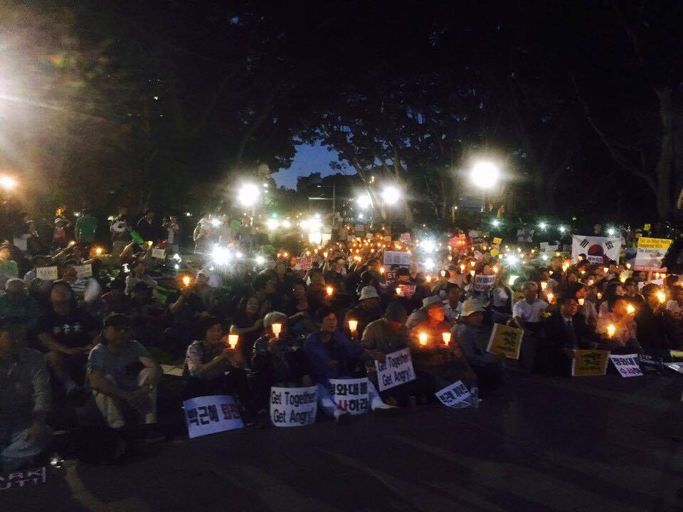 11월 12일, 시드니 교민 700여 명이 시드니 도심 하이드파크에서 '박근혜 하야 촉구'를 위한 촛불집회를 열고 있다.