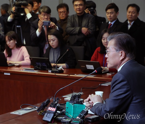 문재인 "박 대통령 퇴진운동에 나서겠다" 더불어민주당 문재인 전 대표는 15일 오후 국회 의원회관에서 기자회견을 열고 "박근혜 대통령이 조건없는 퇴진을 선언할 때까지 국민과 함께 전국적인 퇴진운동에 나서겠다"고 밝혔다. 