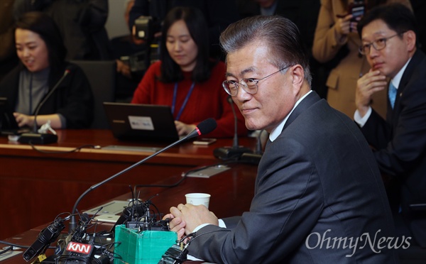 더불어민주당 문재인 전 대표는 15일 오후 국회 의원회관에서 기자회견을 열고 "박근혜 대통령이 조건없는 퇴진을 선언할 때까지 국민과 함께 전국적인 퇴진운동에 나서겠다"고 밝혔다.