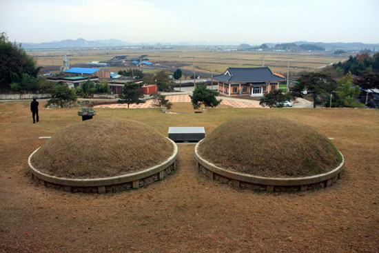 최호 장군 부부의 묘소(사진의 오른쪽이 장군의 묘)가 들판과 저 멀리 바다를 바라보고 있다. 