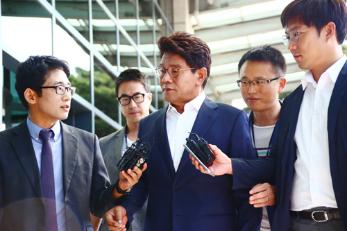 지난 9월 22일 인천지방검찰청에 조사를 받으러 가며 취재진의 질문을 받고 있는 이청연 인천시교육감.