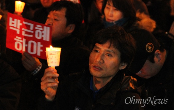 열세번째 '박근혜 퇴진 대전시민 촛불행동'이 15일 저녁 갤러리아타임월드 백화점 앞에서 개최됐다. 이날 300여명의 시민들은 거리행진을 하며 '박근혜 퇴지', '새누리 해체', '조기대선 실시'를 외쳤다.