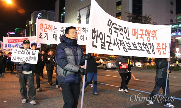 열세번째 '박근혜 퇴진 대전시민 촛불행동'이 15일 저녁 갤러리아타임월드 백화점 앞에서 개최됐다. 이날 300여명의 시민들은 거리행진을 하며 '박근혜 퇴지', '새누리 해체', '조기대선 실시'를 외쳤다.