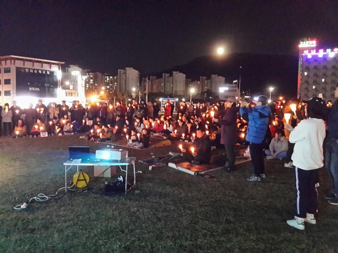 보령시민들이 동대동 원형광장에 모여 박근혜 퇴진을 촉구하고 있다. 