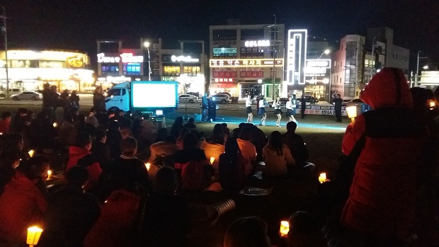 박근혜 퇴진을 촉구하는 보령촛불행동 집회에서 대천여상 학생들이 댄스 공연을 펼치고 있다. 
