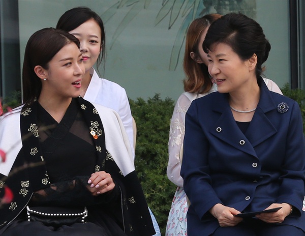박 대통령과 하지원 박근혜 대통령과 배우 하지원이 지난 2015년 10월 21일 청와대 사랑채에서 열린 한복패션쇼에서 대화하고 있다.