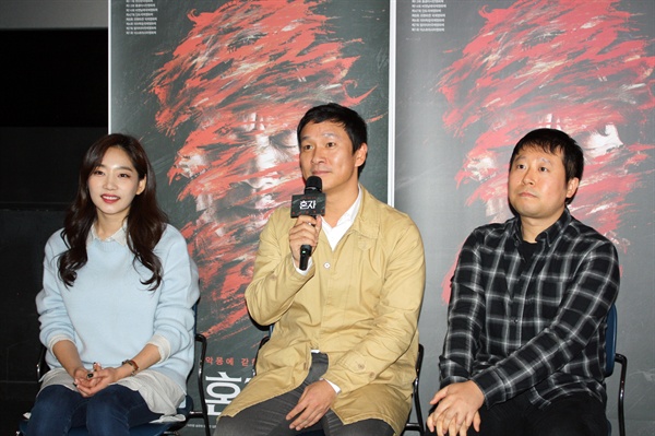  영화 <혼자>의 언론 시사가 지난 14일 서울 왕십리 CGV에서 열렸다. 왼쪽부터 배우 송유현, 이주원, 박흥민 감독