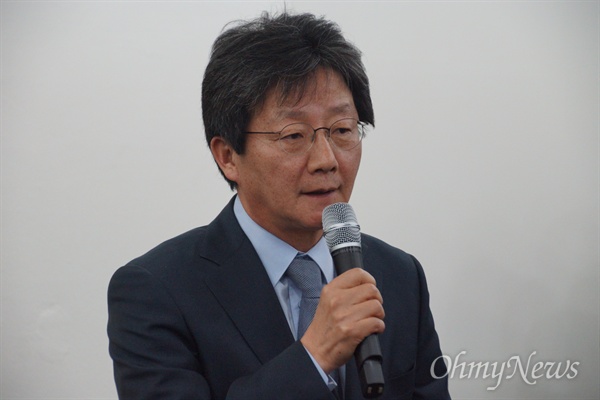 유승민 새누리당 국회의원이 16일 오전 새누리당 대구시당에서 기자간담회를 갖고 박 대통령의 사퇴를 포함한 결단을 촉구했다.