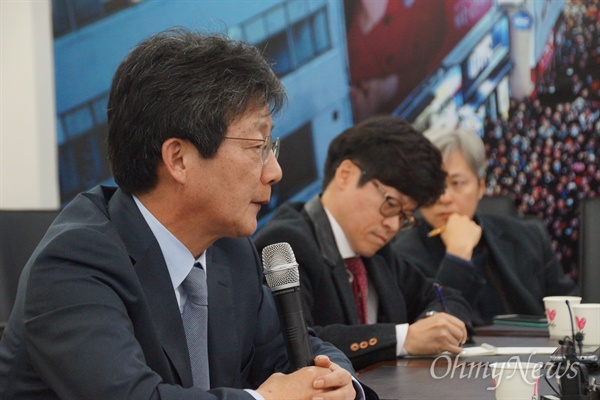  유승민 새누리당 국회의원이 16일 오전 새누리당 대구시당에서 기자간담회를 갖고 박 대통령의 사퇴를 포함한 결단을 촉구했다.