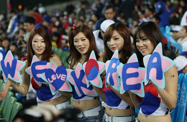 대만 원정 응원 펼치는 치어리더들  WBC 원정 응원단 치어리더들이 지난 2013년 3월 5일 오후 대만 타이중시 인터컨티넨탈구장에서 열린 대만과의 경기에서 열띤 응원을 펼치고 있다. 