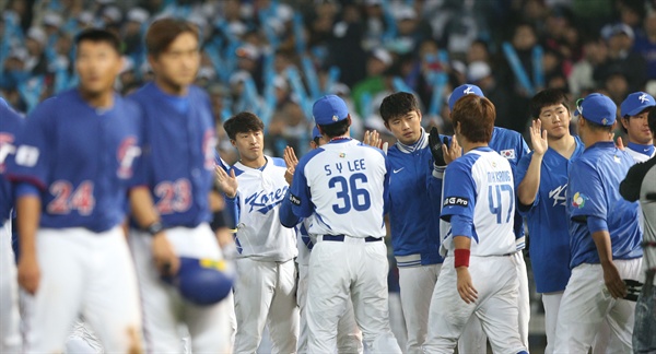 WBC 대표팀 '절반의 승리' 5일 오후 대만 타이중시 인터컨티넨탈구장에서 열린 제3회 월드베이스볼클래식(WBC) B조 1라운드 한국 대 대만 경기. 3-2 승리를 거두었으나 아쉽게 일본 진출에 실패한 대표팀 선수들이 경기 종료 후 손바닥을 부딪치고 있다. 