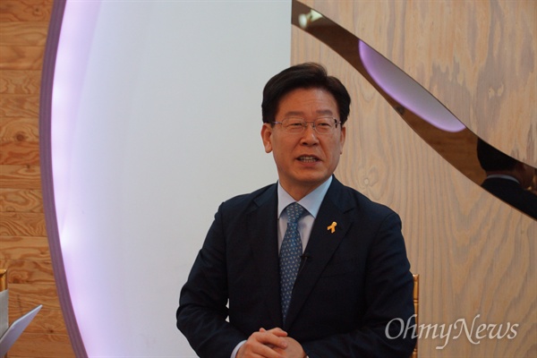 이재명 성남시장이 16일 오후 대구에서 기자간담회를 갖고 박 대통령을 탄핵해야 하다고 말했다.
