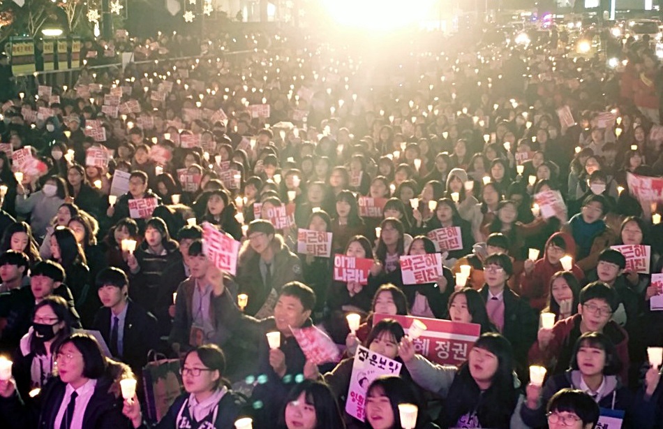 16일 오후 6시 천안 터미널 앞 야우리 광장에서 약 5000여명의 충남도민들이 모여  '박근혜 퇴진 충남시국대회'를 개최하고 있다. 이 자리에는 약 600여 명의 중고생이 참여했다.  