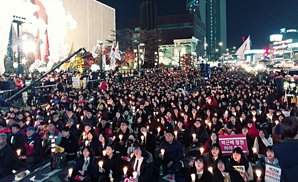 16일 오후 6시 천안 야유리 광장에서 '박근혜 퇴진 충남시국대회'가 열리고 있다.