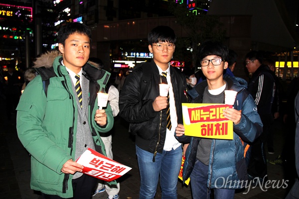  '박근혜 퇴진 경남운동본부'가 16일 저녁 창원에서 연 '박근혜 퇴진 시국대회'에 진해중앙고 1학년인 김동민, 박진석, 강경민 학생이 참석해 촛불을 들고 있다.