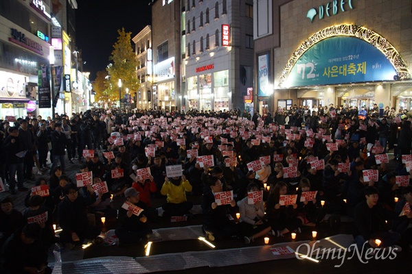 대구시민 500여 명은 16일 오후 대구백화점 앞에서 촛블을 들고 박근혜 퇴진을 외쳤다.