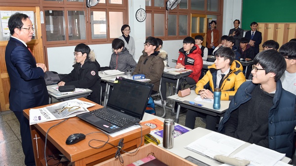 김석준 부산시교육감이 지난 9일 수능 수험생들을 격려하기 위해 개금고등학교를 찾은 모습. 