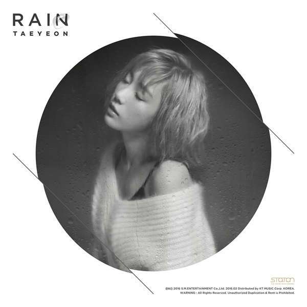  SM스테이션 시리즈의 첫번째 작품인 태연의 'Rain' 표지.  올해 상반기 주요 음원 순위 상위권을 장식할 만큼 큰 인기를 얻었다.