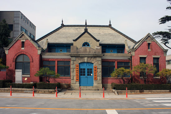 옛 군산세관 건물은 기념물 87호로 지정되어 있다. 한국은행 본점 건물, 옛 서울역사와 더불어 우리나라에 현존하는 서양 고전주의 3개 건축물이다. 군산근대역사관 바로 옆에 있다.