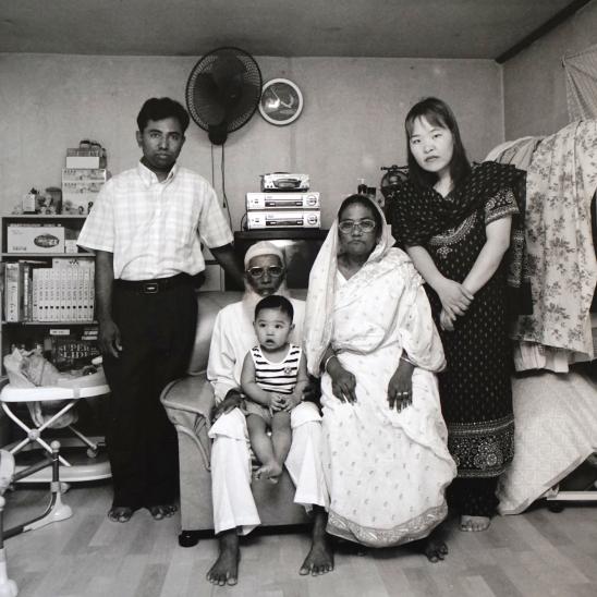  외국인노동자 가족사진, 2003
