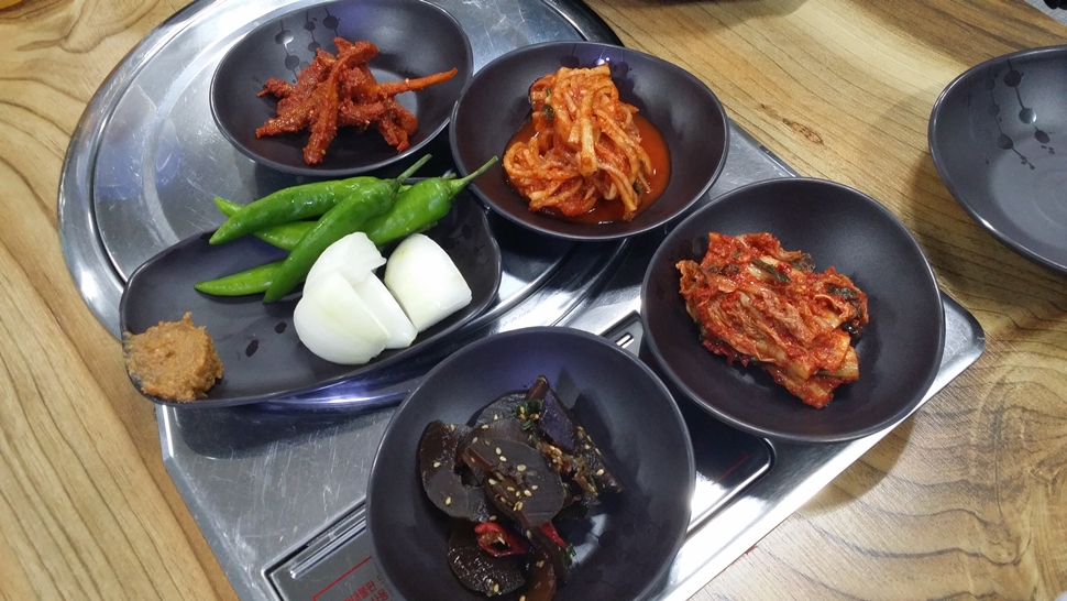 밑반찬으로 나오는 아삭한 식감의 메론 장아찌와 더덕 장아찌가 입맛을 사로잡는다. 
