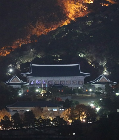 '100만 촛불민심'이 서울 도심 광화문 광장에서 표출된 이후 박근혜 대통령에 대한 하야, 탄핵 여론이 거세다. 검찰 조사를 앞두고 청와대가 선택할 수 있는 방법은 많지 않은 상황이다. 2016년 11월 15일 저녁 적막한 청와대 모습.