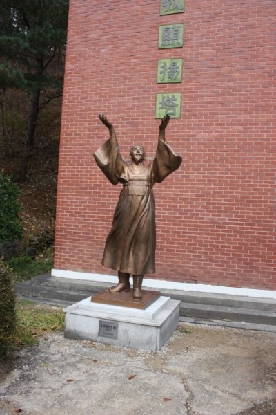 황사영 선생 동상, 후손들이 대부분 일본에 사는 재일동포라서 북에서 제작하여 한국으로 가지고 온 것이라고 한다.