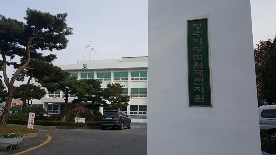 지난 10일 청주지방법원 제천지원에서 어린이집 영아 질식 사망 사건의 1차 공판이 열렸다.