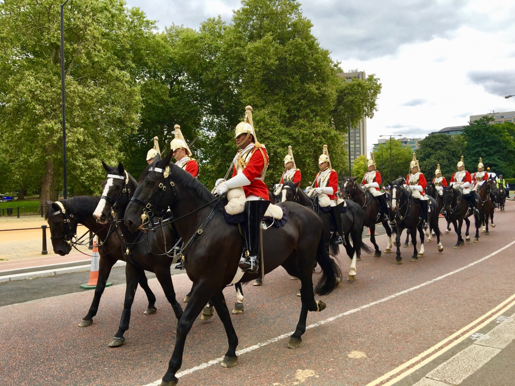  런던 왕실 근위병들의 모습은 멋지지만 위압적이었다.
