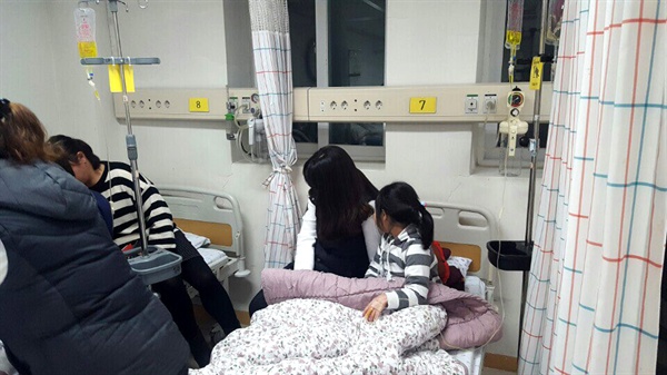 창녕 영산초등학교 학생들이 17일 저녁 집단식중독 증상을 보여 병원에 입원해 치료를 받고 있다.