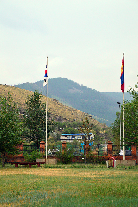 울란바토르의 태극기. 이태준 공원 입구에는 몽골 국기와 함께 태극기가 휘날리고 있다.