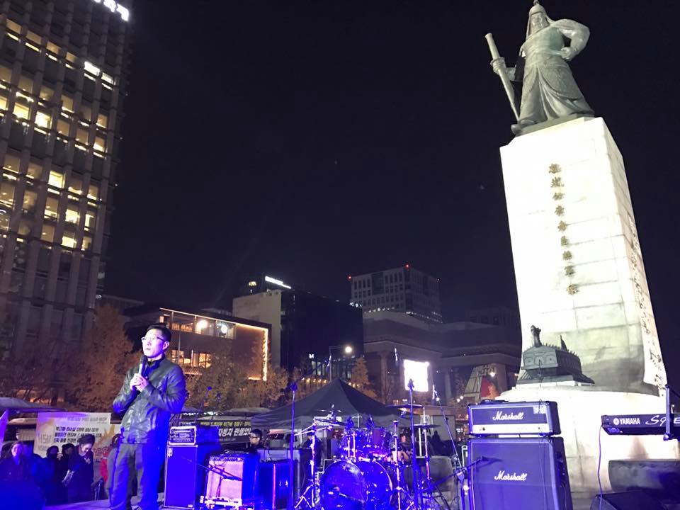  17일 오후 8시부터 광화문광장 이순신 동상 앞에서 열린 '문화난장 하야하롹' 무대에 오른 방송인 김제동. 