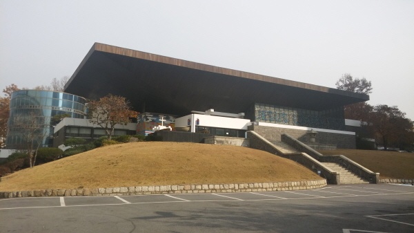 루스채플은 현대건축양식과 한국 전통미를 배합하여 설계된 것으로 한국교회건설의 새로운 양식으로 평가받고 있다. 