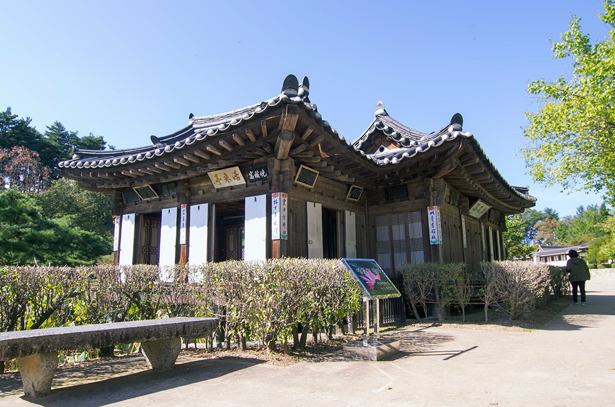 1816년에 활래정(活來亭)과 연못을 만들고 거기 연꽃을 심음으로써 마침내 선교장이 완성되었다. 