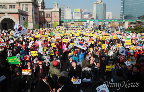 보수단체, 박근혜 하야 반대 맞불집회 박근혜 대통령의 퇴진을 촉구하는 대규모 촛불집회가 전국 곳곳에서 열릴 예정인 가운데, 19일 오후 서울 용산구 서울역광장에서 박근혜를 사랑하는 모임(박사모)를 비롯한 보수단체 회원들이 박 대통령의 퇴진에 반대하는 맞불집회를 열고 있다.
