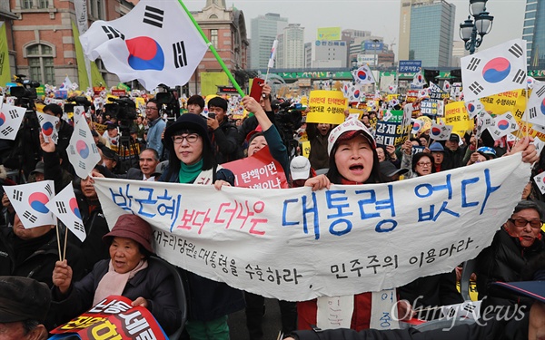 박근혜 대통령의 퇴진을 촉구하는 대규모 촛불집회가 전국 곳곳에서 열릴 예정인 가운데, 19일 오후 서울 용산구 서울역광장에서 박근혜를 사랑하는 모임(박사모)를 비롯한 보수단체 회원들이 박 대통령의 퇴진에 반대하는 맞불집회를 열고 있다.
