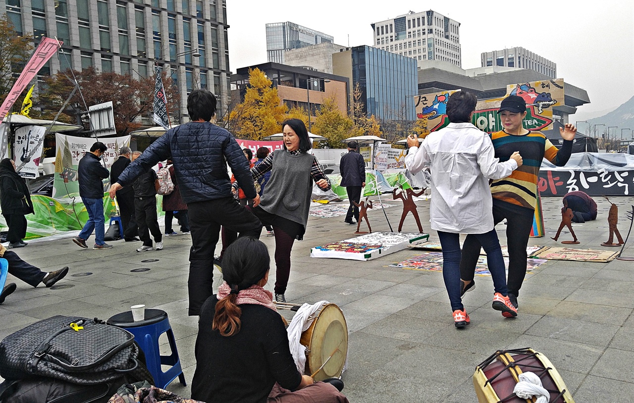 한양대학교 장순향 교수께서 박근혜 퇴진 때까지 광화문 광장에서 민족춤을 시위 참가자들에게 가르치시겠다고 한다. 18일 첫 시간으로 무릎과 다리를 움직여야 한다며 춤사위를 선보였다.
