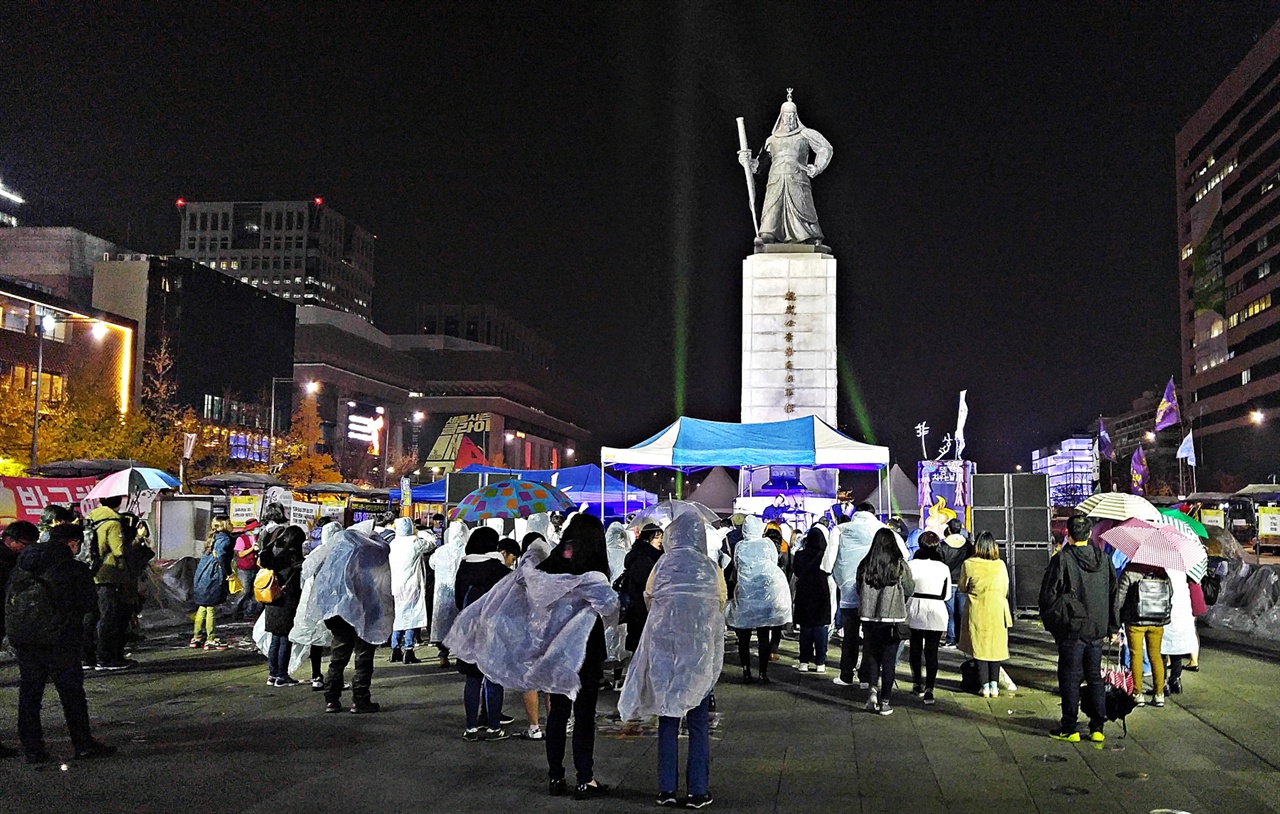 ‘하야하롹’이란 이름으로 락밴드들이 공연을 하는 광화문 이순신장군 동상앞에 비가 내림에도 많은 이들이 동참했다.