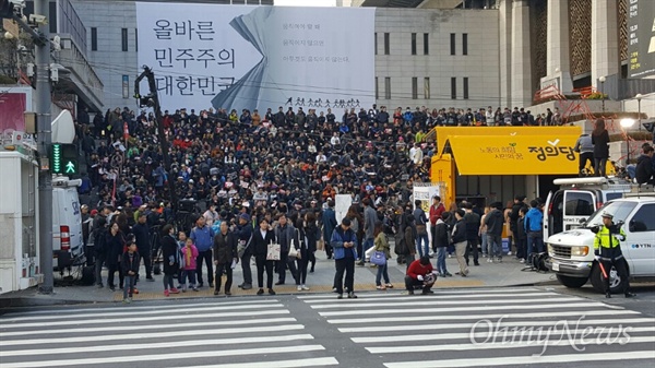  '광화문에서, 전국으로! 박근혜는 즉각 퇴진하라' 전국동시다발 4차 박근혜퇴진 범국민행동 행사에 참석한 사람들의 모습.