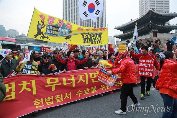 박근혜 대통령의 퇴진을 촉구하는 대규모 촛불집회가 전국 곳곳에서 열린 가운데, 19일 오후 서울 중구 남대문 앞에서 박근혜를 사랑하는 모임(박사모)를 비롯한 보수단체 회원들이 박 대통령의 퇴진에 반대하며 거리행진을 벌이고 있다.