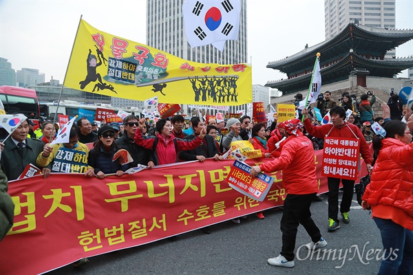 거리로 나선 보수단체 "박근혜 하야 반대" 박근혜 대통령의 퇴진을 촉구하는 대규모 촛불집회가 전국 곳곳에서 열린 가운데, 19일 오후 서울 중구 남대문 앞에서 박근혜를 사랑하는 모임(박사모)를 비롯한 보수단체 회원들이 박 대통령의 퇴진에 반대하며 거리행진을 벌이고 있다.