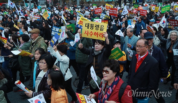 거리로 나선 보수단체 "박근혜 하야 반대" 박근혜 대통령의 퇴진을 촉구하는 대규모 촛불집회가 전국 곳곳에서 열린 가운데, 19일 오후 서울 중구 남대문 앞에서 박근혜를 사랑하는 모임(박사모)를 비롯한 보수단체 회원들이 박 대통령의 퇴진에 반대하며 거리행진을 벌이고 있다.