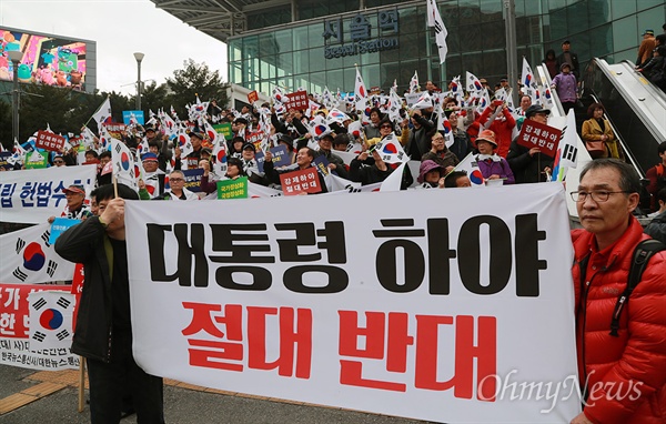 지난 19일 오후 서울 용산구 서울역광장에서 박근혜를 사랑하는 모임(박사모)를 비롯한 보수단체 회원들이 박 대통령의 퇴진에 반대하는 맞불집회를 열고 있다.

