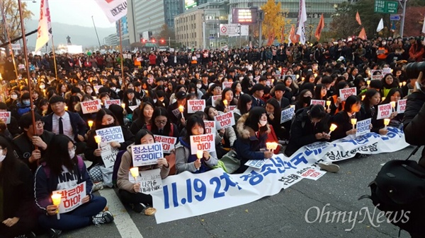 조선일보 앞에서 청소년 1천 명이 자유발언 중인 모습.