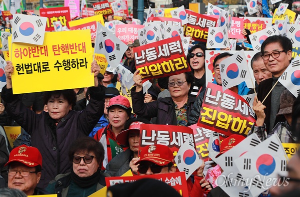  지난 19일 오후 서울 용산구 서울역광장에서 박근혜를 사랑하는 모임(박사모)를 비롯한 보수단체 회원들이 박 대통령의 퇴진에 반대하는 맞불집회를 열고 있다.